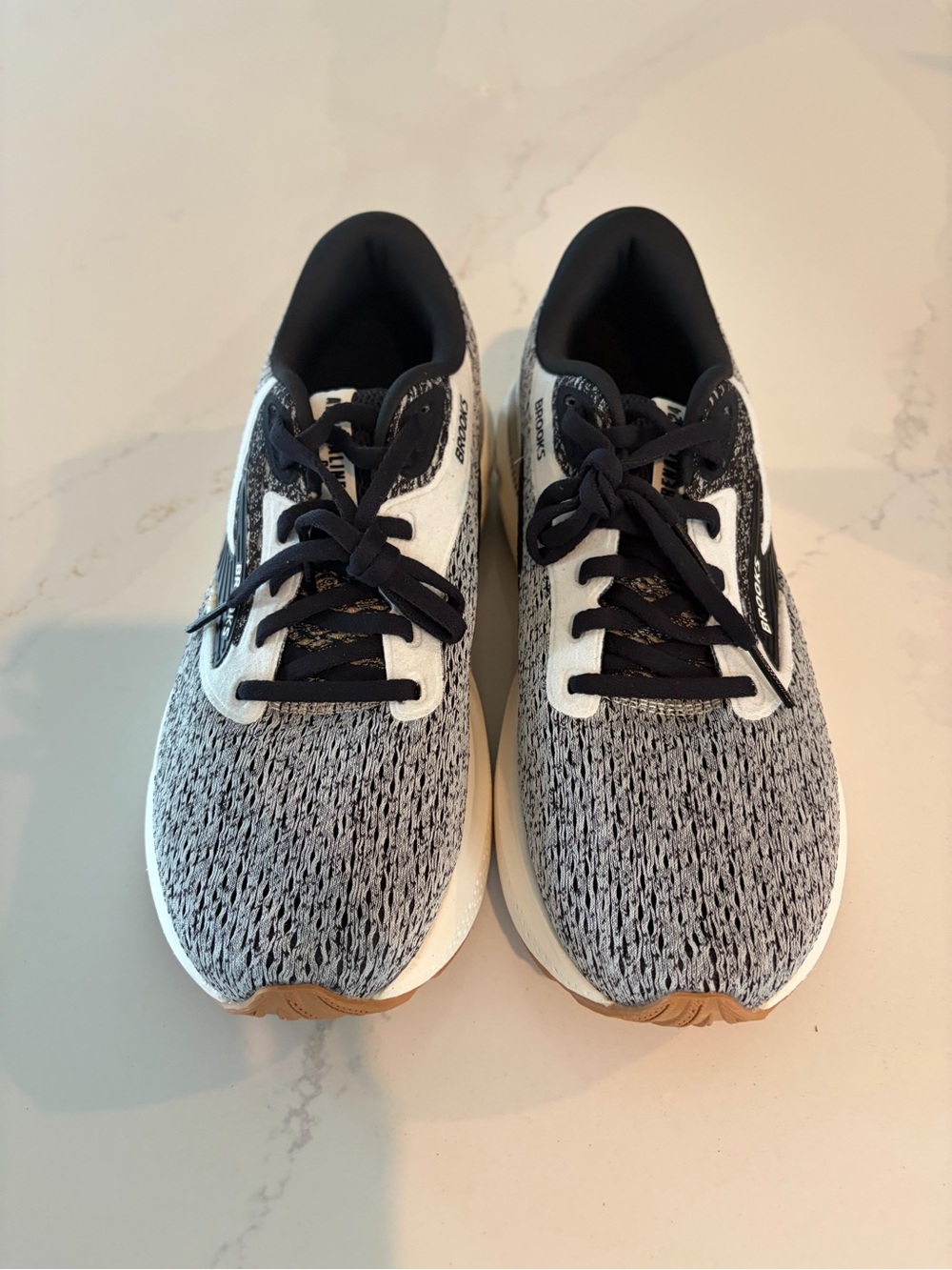 Brooks women’s Adrenaline GTS 24 coconut/black/biscuit